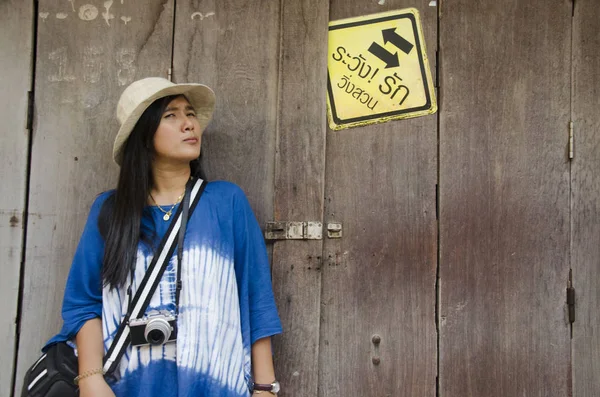 Asiatico thai donna viaggiatore visita e posa per scattare foto con o — Foto Stock