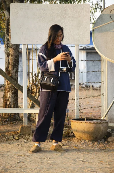 Reizigers Thaise vrouw bezoek en spelen slimme telefoon op gezichtspunt — Stockfoto