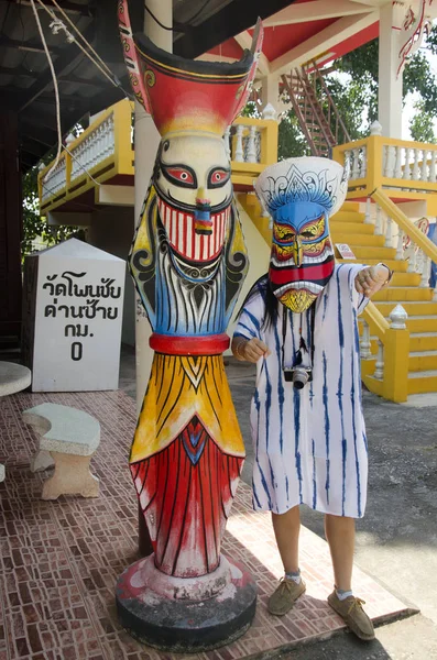 Asiática tailandesa mujer usando máscara cabeza con traje de Phi Ta Khon d — Foto de Stock
