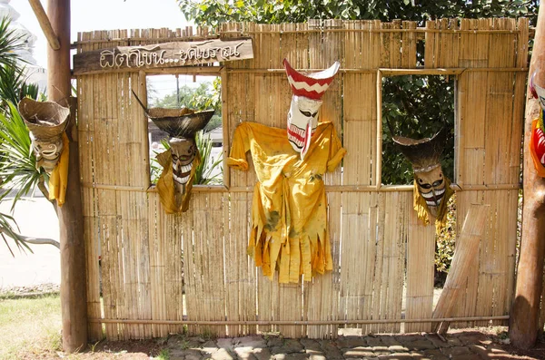 Маска и костюм Пхи Та Кхон Фестиваля Призраков, также известного как Булочка — стоковое фото