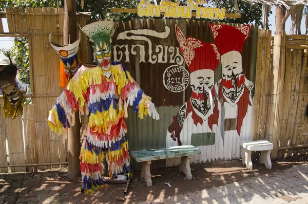 Маска и костюм Пхи Та Кхон Фестиваля Призраков, также известного как Булочка — стоковое фото