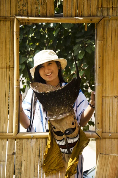 Asiatische thailändische Reisenden tragen Maske Kopf mit Kostüm von phi — Stockfoto