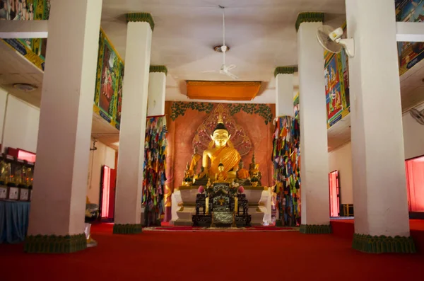 Estatua de buda dorada en ubosot para personas y viajeros rezando —  Fotos de Stock