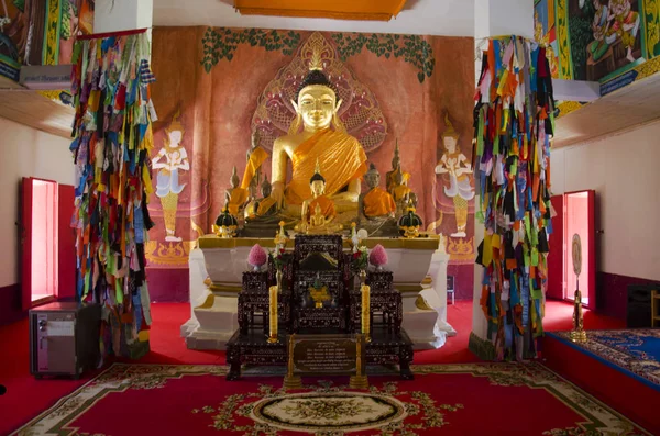 Złoty posąg Buddy w ubosot dla osób podróżujących, modląc się i osób — Zdjęcie stockowe