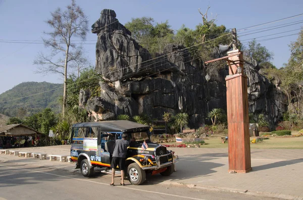 Antike Oldtimer-Stop warten Reisende Menschen für Tour in suan — Stockfoto