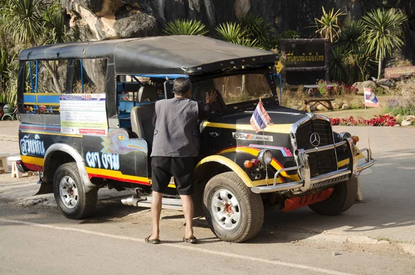 Антикварный классический автомобиль остановки ждать путешественников для тура в Суан — стоковое фото