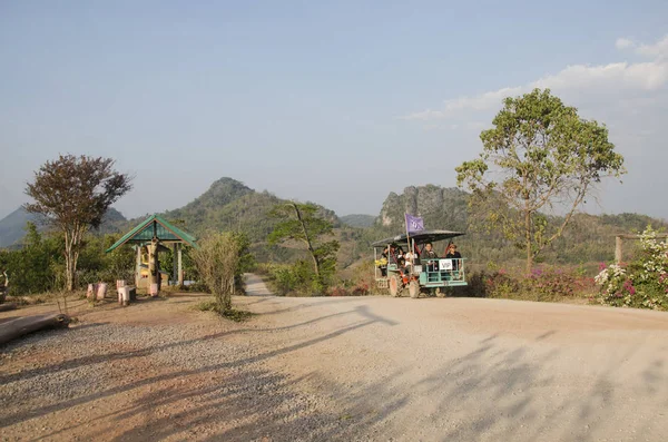Tajowie korzystać ciągnika dla usługi Podróżujący tour Phu Pa Po mou — Zdjęcie stockowe