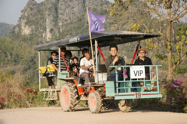 Тайцы используют трактор для обслуживания путешественников Фу Па По Му — стоковое фото