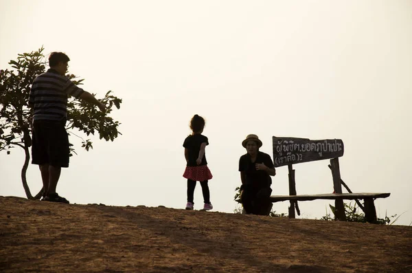 Silhouet van Thaise familie mensen reizen op de top van Phu Pa Po moun — Stockfoto