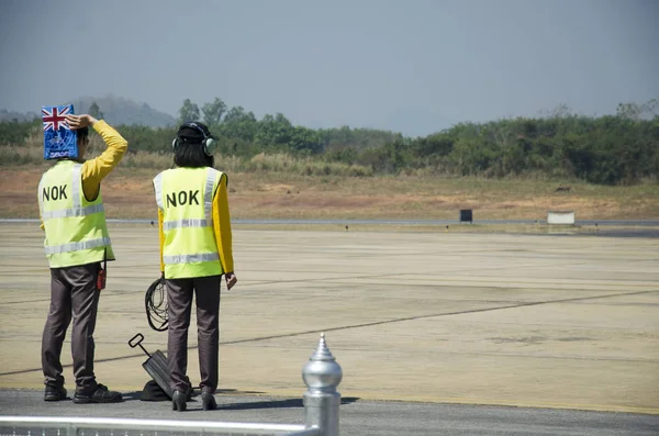 Marshaller aeronáutico tailandés y señal visual entre g — Foto de Stock