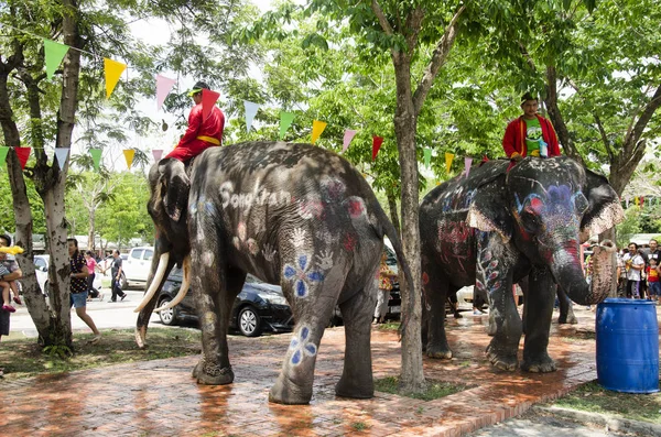 Peuple thaïlandais et voyageurs étrangers jouant et éclaboussant de l'eau — Photo