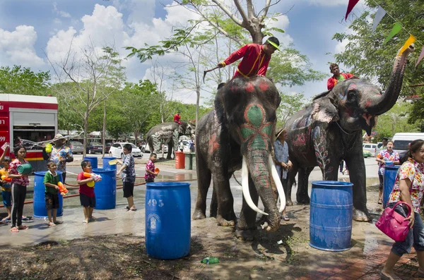 Tailandês pessoas e estrangeiros viajantes brincando e salpicando água — Fotografia de Stock