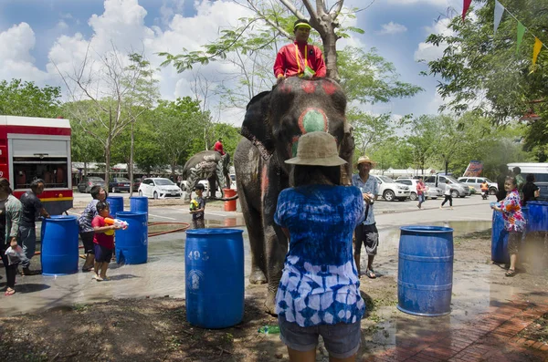 Gente tailandesa y viajeros extranjeros jugando y salpicando agua — Foto de Stock