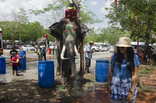 Gente tailandesa y viajeros extranjeros jugando y salpicando agua — Foto de Stock