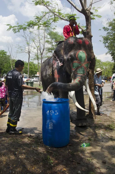 Gente tailandesa y viajeros extranjeros jugando y salpicando agua — Foto de Stock
