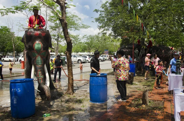 Тайська людей і іноземець мандрівників, граючи і бризки води — стокове фото
