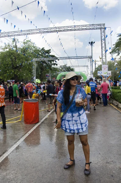 Путешественница тайская женщина позирует и путешествовать присоединиться к Сонгкран Фестив — стоковое фото