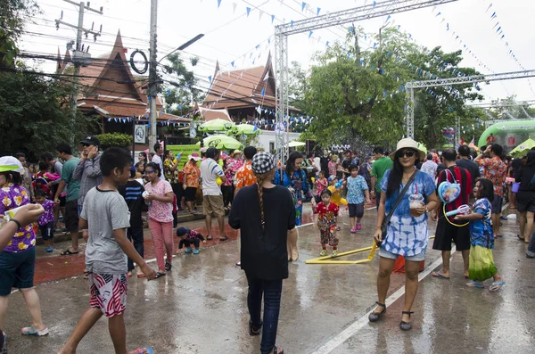 Utazó thaiföldi nő pózol és utazási csatlakozik Songkran Festiv — Stock Fotó