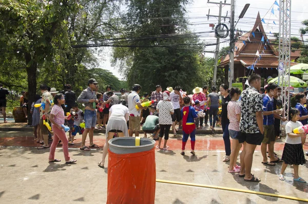 Gente tailandesa y viajeros extranjeros jugando y salpicando agua — Foto de Stock