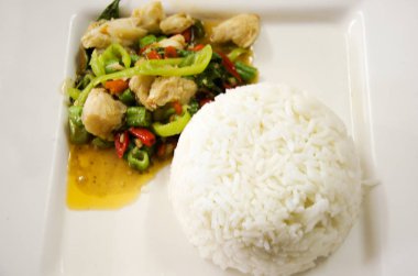 Pirinç tavada kızartılmış et Yengeç mix biber ve fesleğen izni ile tepesinde