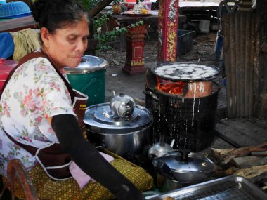 Tayland pişirme Tay yaşlı kadın Khanom Khrok snack