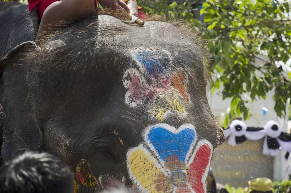 Peuple thaïlandais et voyageurs étrangers jouant et éclaboussant de l'eau — Photo