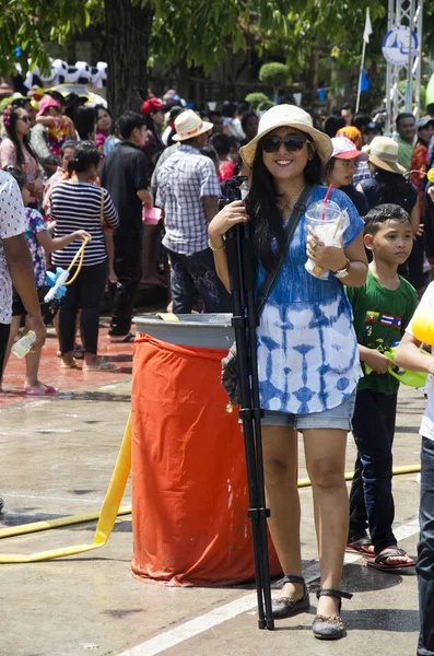 旅行タイ女性がポーズと旅行にソンクラーン年祭に参加します。 — ストック写真