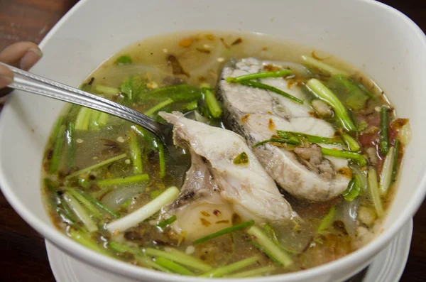 Sopa picante barramundi peixe ou prata poleiro peixes estilo tailandês — Fotografia de Stock