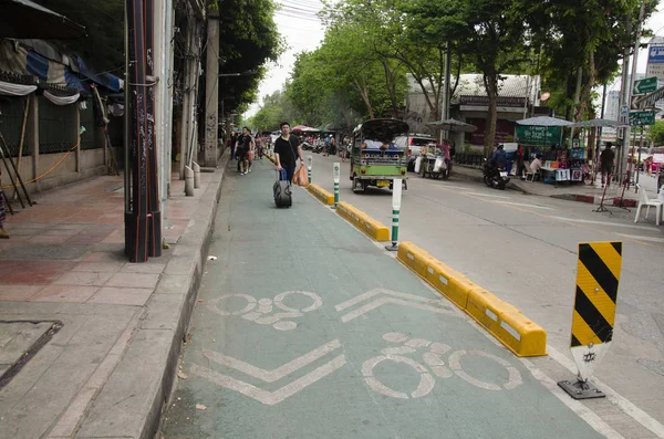 Carril bici en la carretera con la gente caminando y el tráfico en el Chat — Foto de Stock