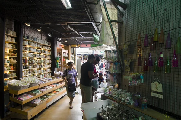Asiático tailandés personas y extranjeros viajeros caminando de compras y v — Foto de Stock
