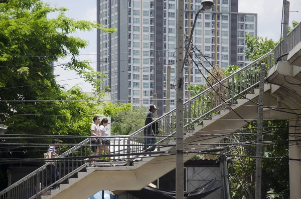 Asiatiska thailändska människor och utlänning traveler gå på bron overp — Stockfoto