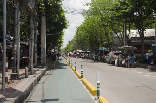 Trasa rowerowa na drodze z ludzie chodzą i ruch na czat — Zdjęcie stockowe