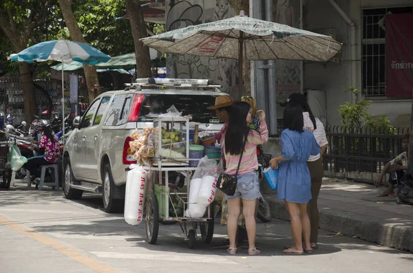 Азиатские тайцы и иностранные путешественники ходить по магазинам и V — стоковое фото