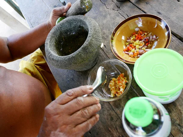 Thai gras homme cuisine plus âgée et assaisonnement sauce épicée de fruits de mer tha — Photo