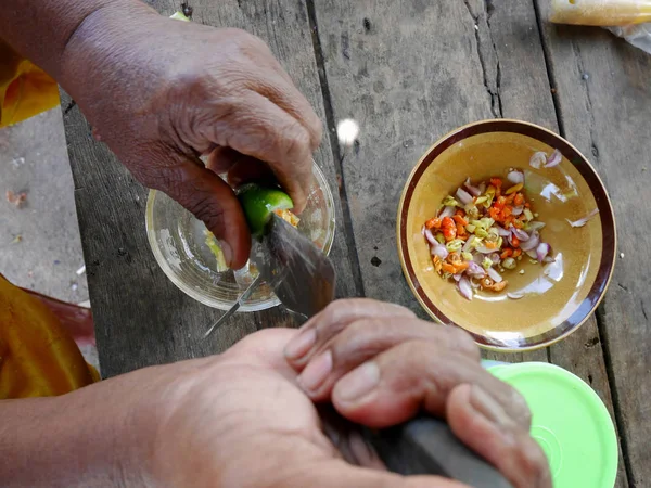 Thai grasa hombre mayor cocina y condimento picante salsa de mariscos tha — Foto de Stock