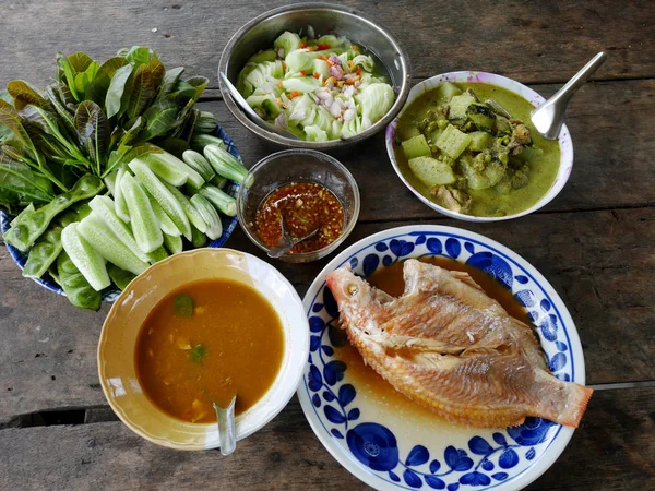Cucina tradizionale pranzo set di cibo del sud stile tailandese e bo — Foto Stock