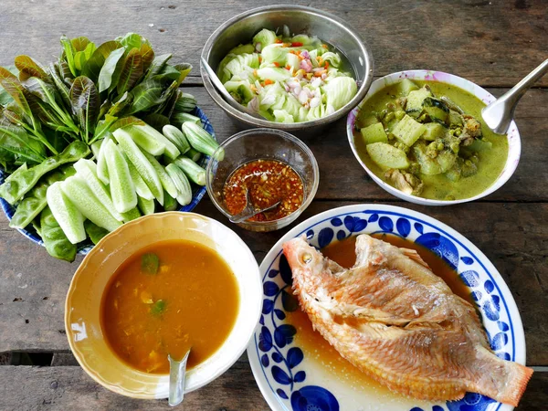 Traditionele lunch gerechten eten set zuidelijke Thaise stijl en bo — Stockfoto