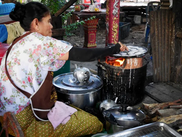 Thai old women cooking thai snack Khanom Khrok — Stock Photo, Image