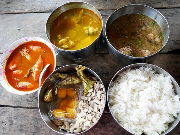 Cucina tradizionale pranzo set di cibo in stile tailandese meridionale — Foto Stock