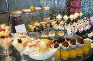 Şekerli tatlı snack ve yemek büfesi kek hattı