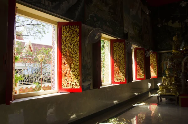Iluminación y sombra en ubosot de Wat Wachirathammasatit — Foto de Stock