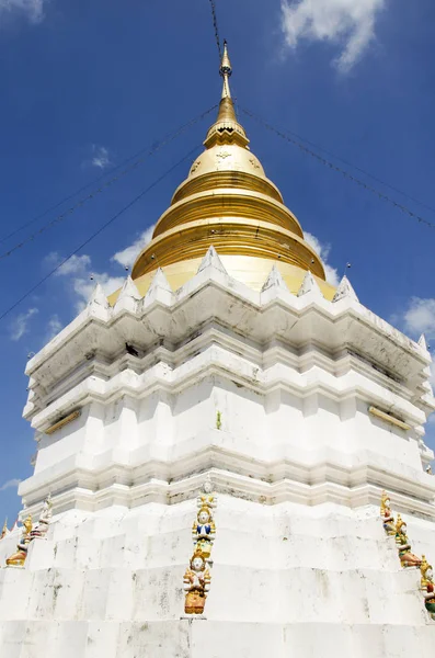 Chedi of wat wachirathammasatit oder wat thung satit tempel in ban — Stockfoto