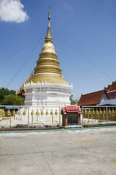Chedi di Wat Wachirathammasatit o Wat thung tempio satit a Ban — Foto Stock