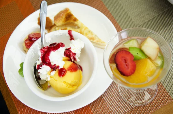 Édes desszert és egy svédasztalos élelmiszer fagylalt — Stock Fotó