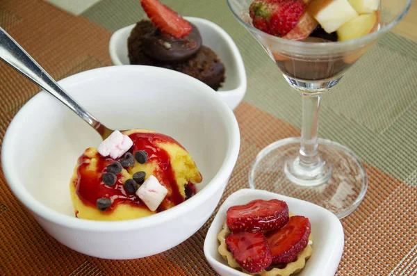 Sobremesa doce e sorvete no buffet de comida — Fotografia de Stock