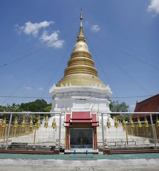 查看景观建设和佛塔的 Wat Wachirathammasatit 或 w — 图库照片