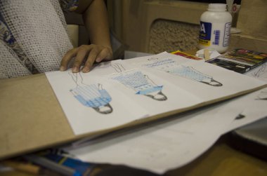 Tay tasarımcı kadın çizim ve tasarım moda kağıt üzerinde desen 