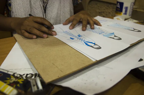 Tay tasarımcı kadın çizim ve tasarım moda kağıt üzerinde desen — Stok fotoğraf