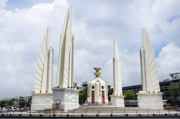 Democracy Monument is a public monument in the centre of Bangkok — Stock Photo, Image