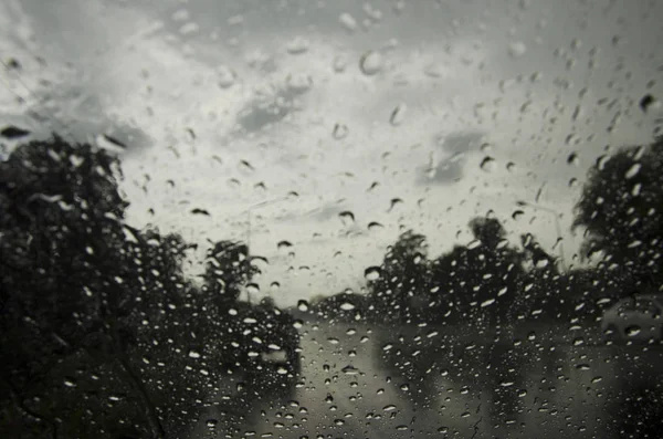 雨滴在我的汽车前面的玻璃停止在路边 — 图库照片